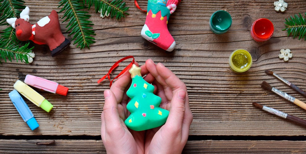 Новый год - удивительный праздник. Время новых начинаний, загадывание желаний и ярких эмоций. Чтобы Новый год действительно стал новым, его нужно провести в приятном окружении и комфортной обстановке. Для этого создайте атмосферу уюта и праздника, окружите себя и близких радостными и теплыми поделками. Не важно будут ли они куплены в гипермаркете со скидкой или сделаны своими руками, главное, чтобы они создавали сказочную атмосферу волшебства дома и незабываемое чувство радости.
