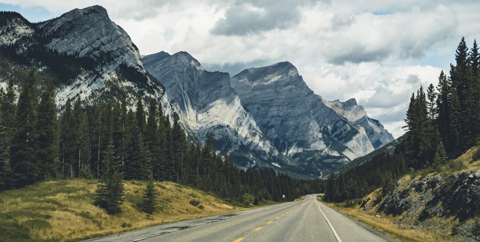 Путешествие на автомобиле позволит насладиться красотой природы и свободой действий, возможностью заезжать и останавливаться в различных интересных и привлекательных местах. Автопутешествие позволит снять усталость, расширит кругозор, и просто поможет развеяться.
