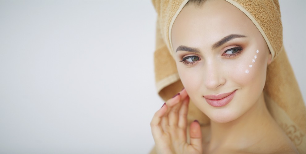 Сегодня рынок уходовых средств предлагает множество разнообразных продуктов, и этот список постоянно пополняется. Поход в косметический магазин может стать испытанием для тех, кто стремится быть в курсе последних бьюти-новинок.
Специально для тех, кто стремится выглядеть безупречно, но не хочет тратить на уход за кожей много времени, подготовили список уходовых средств, которые обязательно должны стать частью ежедневного ритуала красоты.
