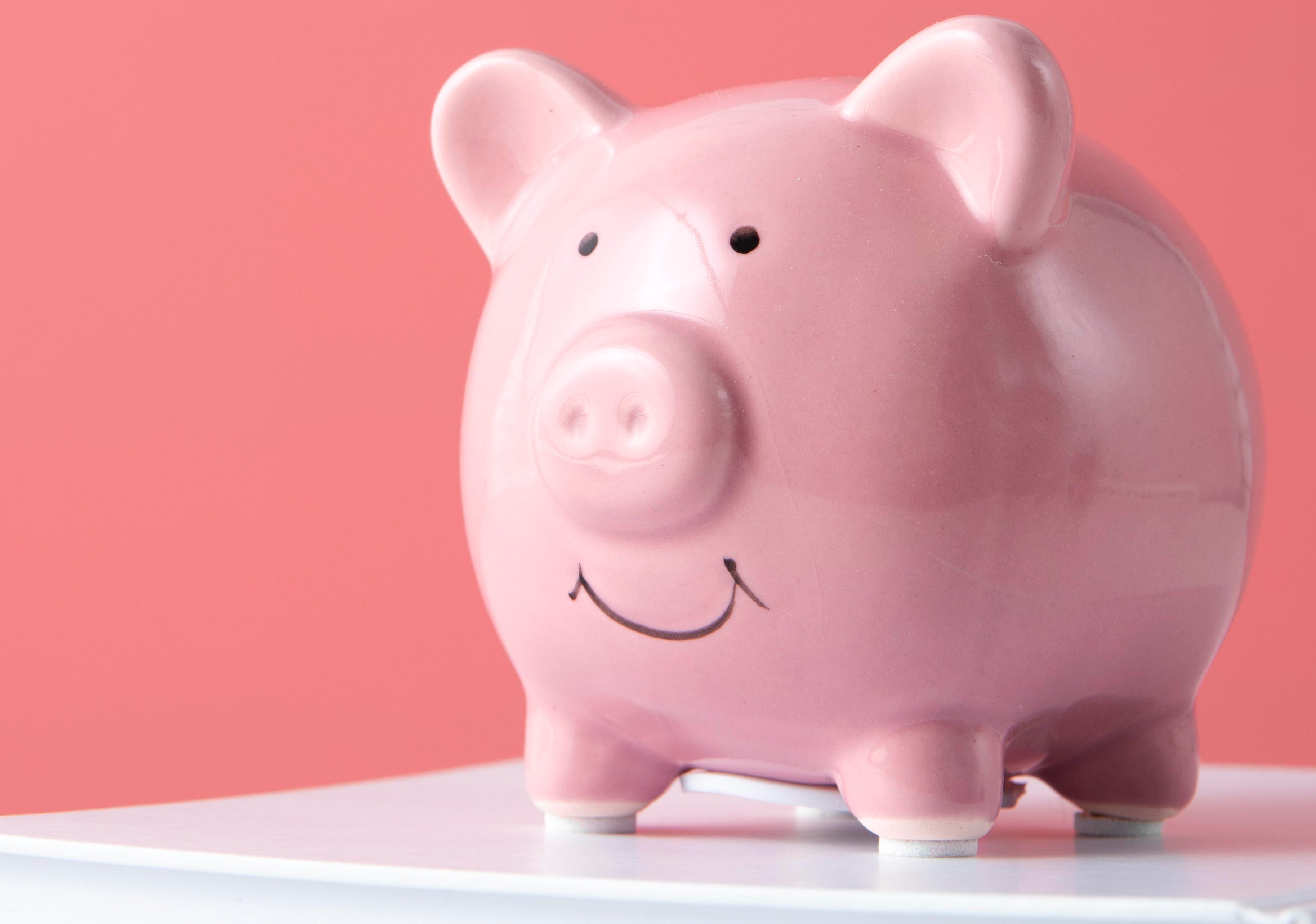 Финансовая грамотность - это комплекс знаний, умений и убеждений, которые помогают человеку разумно распоряжаться финансами, что, в свою очередь, ведёт к улучшению благосостояния и качества жизни.
Каждый человек, независимо от уровня дохода, может накапливать средства, инвестировать и разумно распоряжаться своими финансами.
