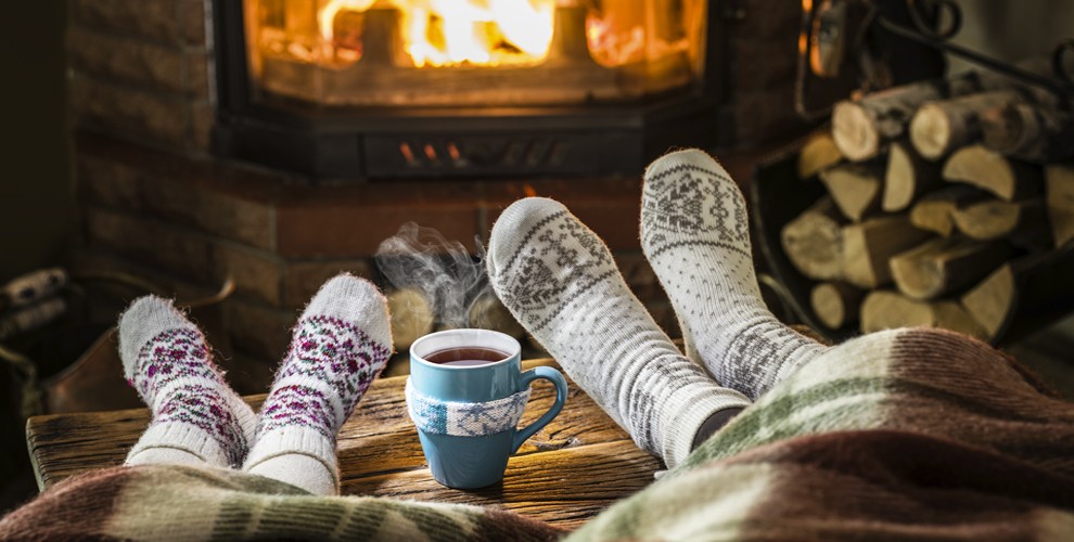 Для некоторых кажется странным проводить свободное время в домашних условиях, другие же ждут отдых дома с нетерпением.
Дом - это то место, куда возвращаются снова и снова. Родные стены, уютная обстановка помогают чувствовать комфорт, спокойствие и защиту. 
Большинство людей любят время проведённое с самим собой или в компании. Исходя из пожеланий и интересов, придумывают себе занятие.
