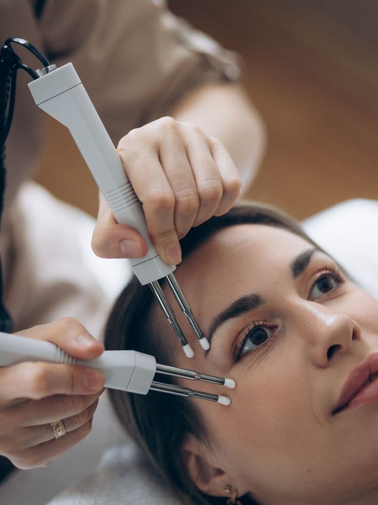 Аппаратный уход для зоны вокруг глаз