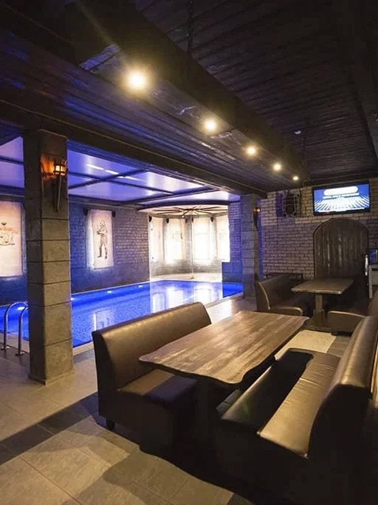 Большой зал «Банный час пик с бассейном»