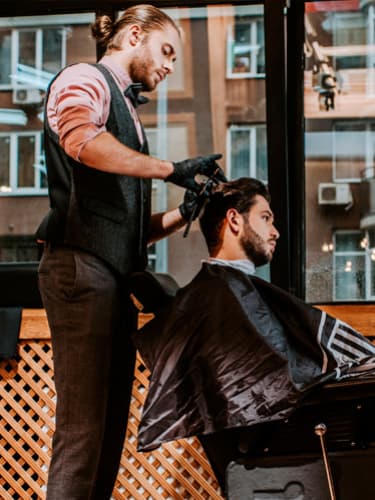 Мужская стрижка у Старшего барбера