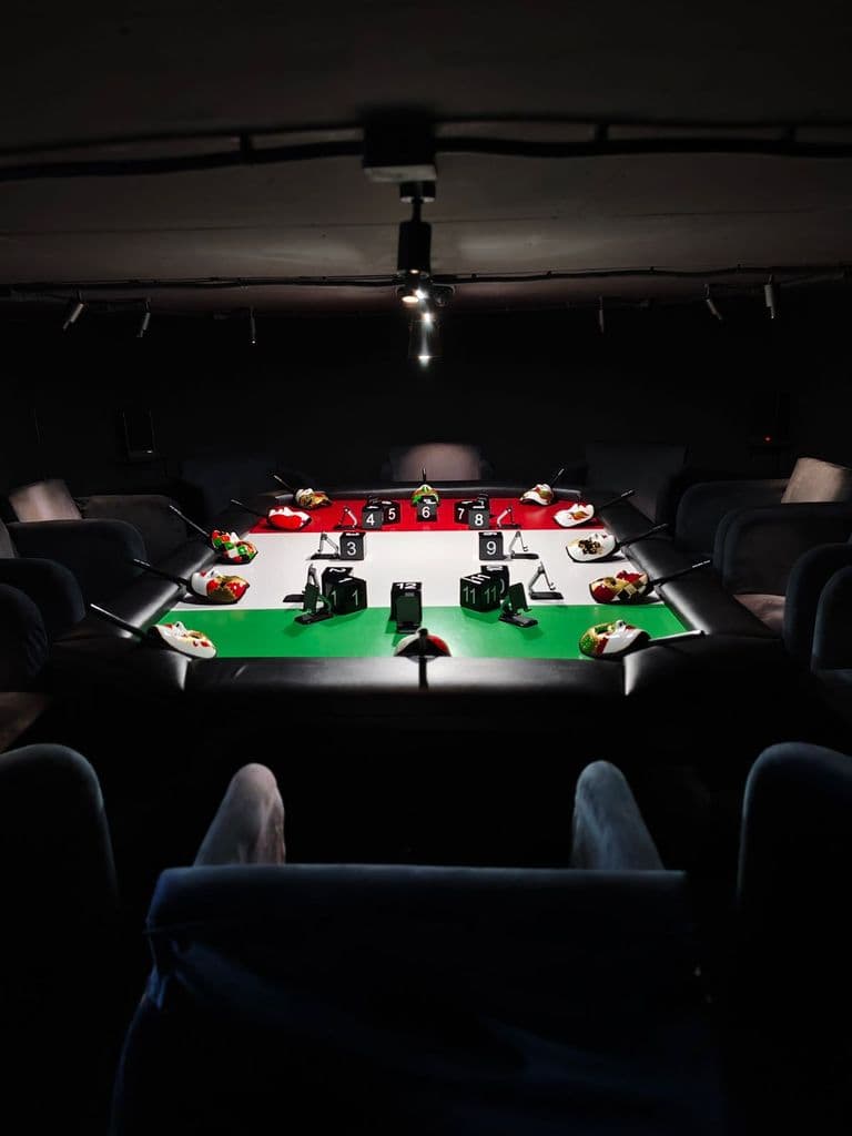 Игра в «Мафию с падающими стульями»