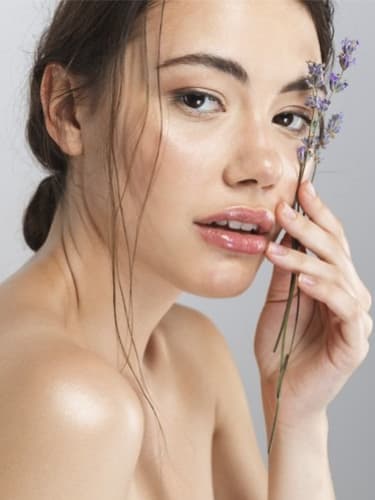 на чистку лица на выбор, массаж лица или карбокситерапию