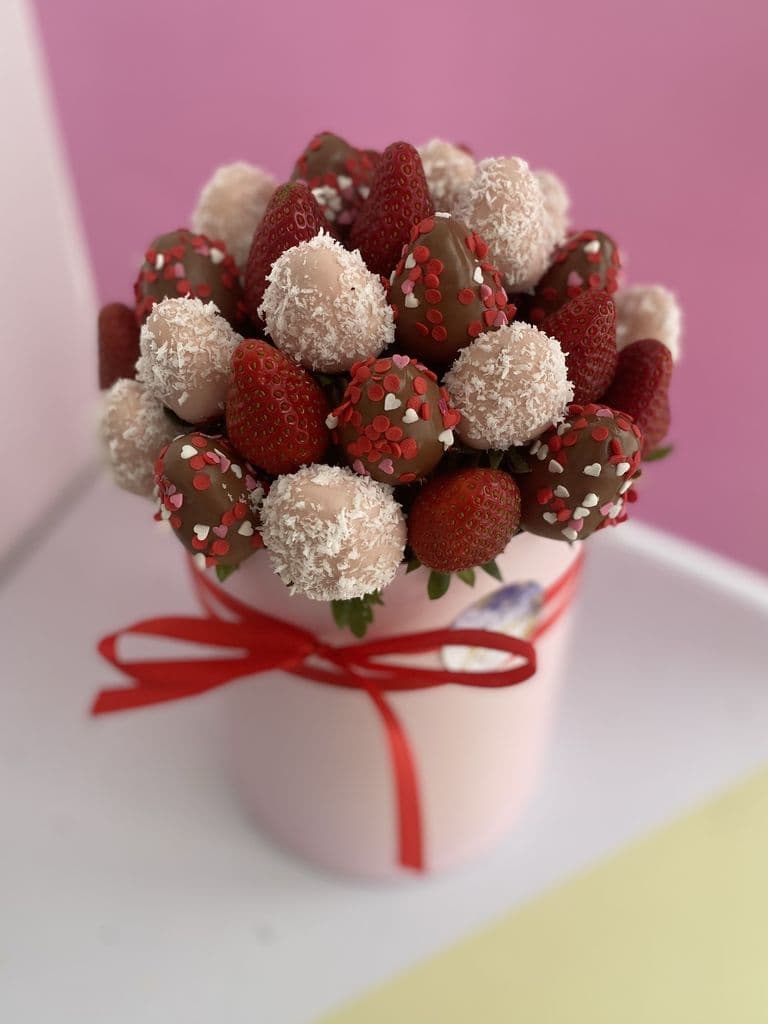 Букет «S» из клубники в шоколаде в шляпных коробках