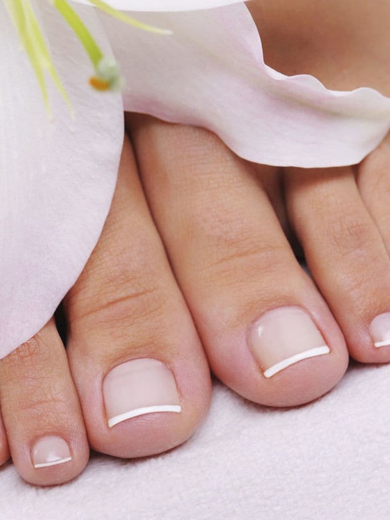 Женский педикюр с покрытием гель-лаком