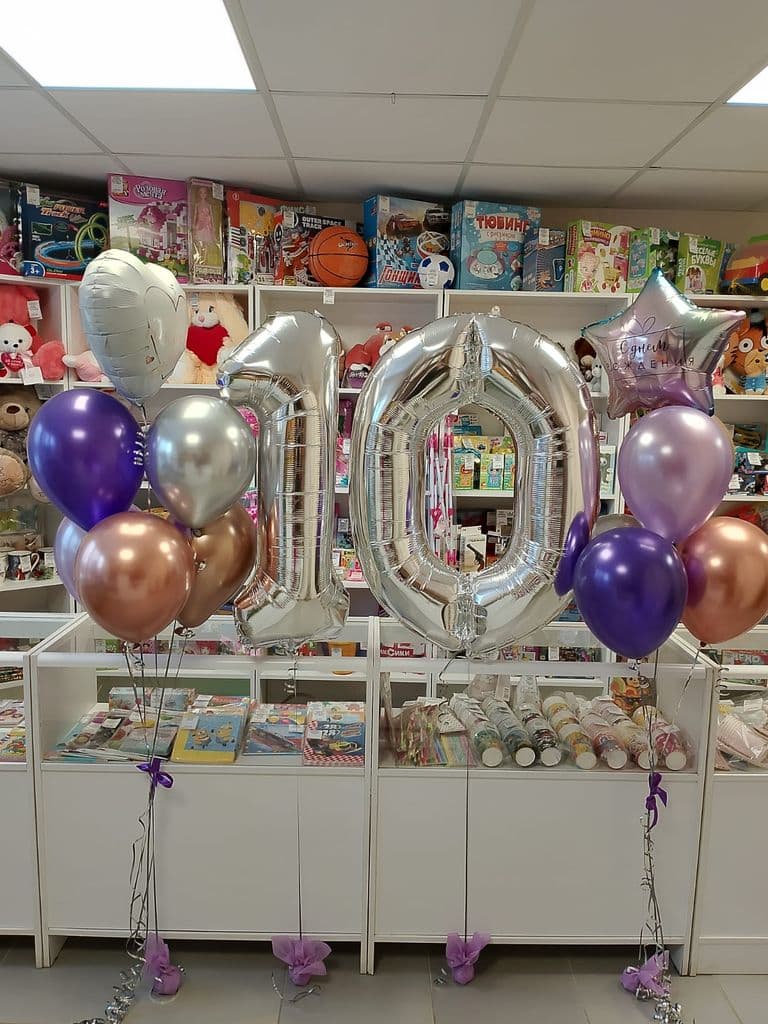 Ассортимент шаров и открыток