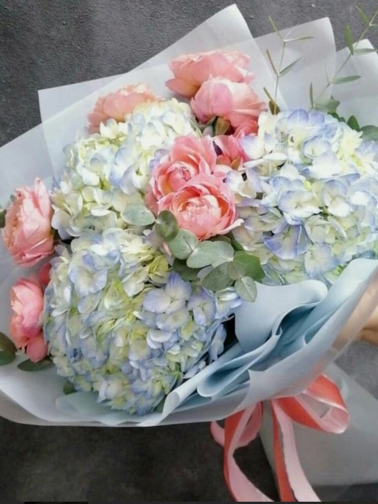 Авторский букет «Гортензии с Пионовидными кустовыми розами»