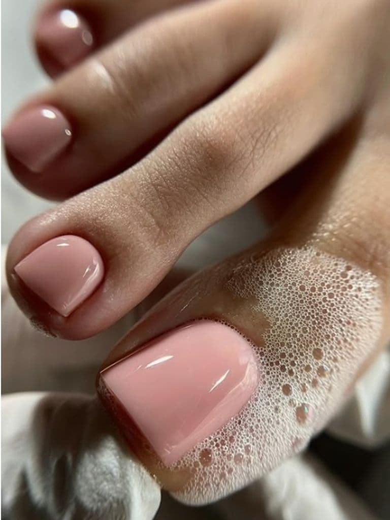 SPA-педикюр (стопа полностью) + однотонное покрытие гель-лаком