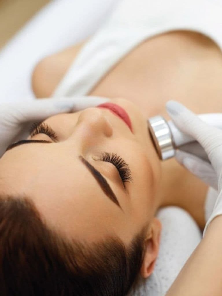 Сеансы RF-лифтинга шеи и зоны декольте