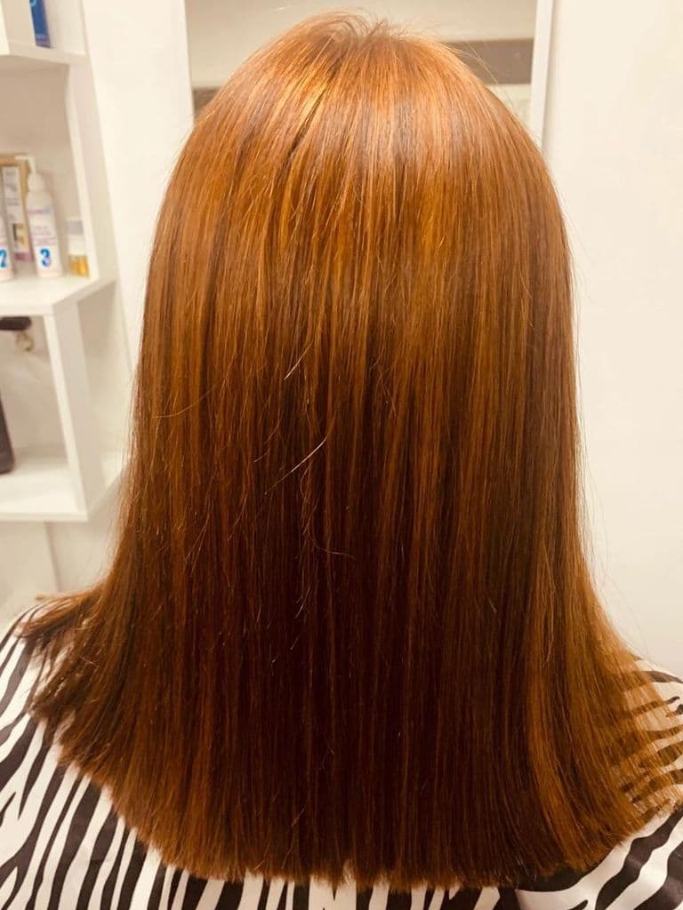 Подравнивание волос одним срезом и выпрямление утюжком