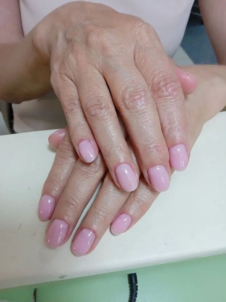 Маникюр с покрытием гель-лаком для пенсионеров