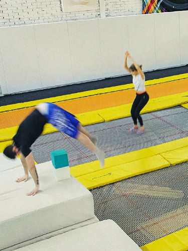 Занятия в батутном центре