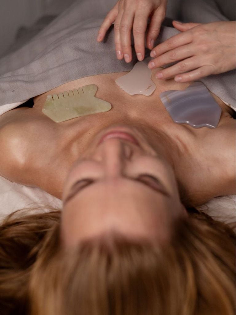 Массаж Гуаша зоны декольте и шеи