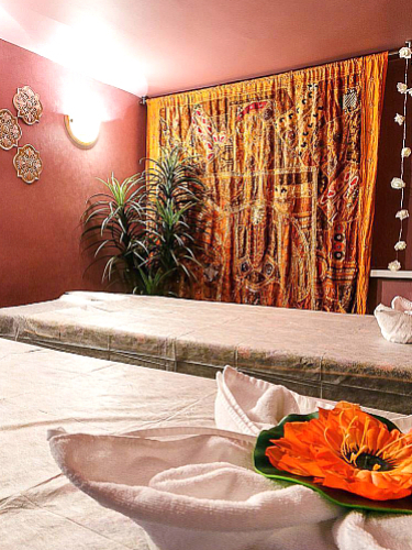 Спа-массаж с горячими травяными мешочками