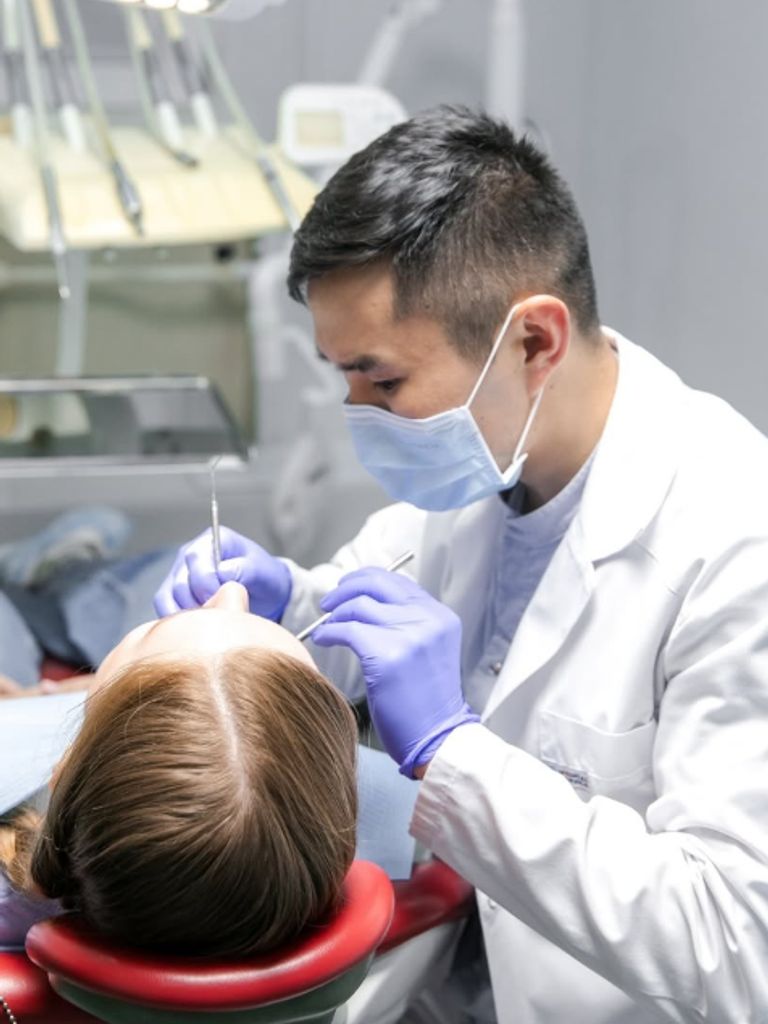 Удаление зуба сложное с разъединением корней