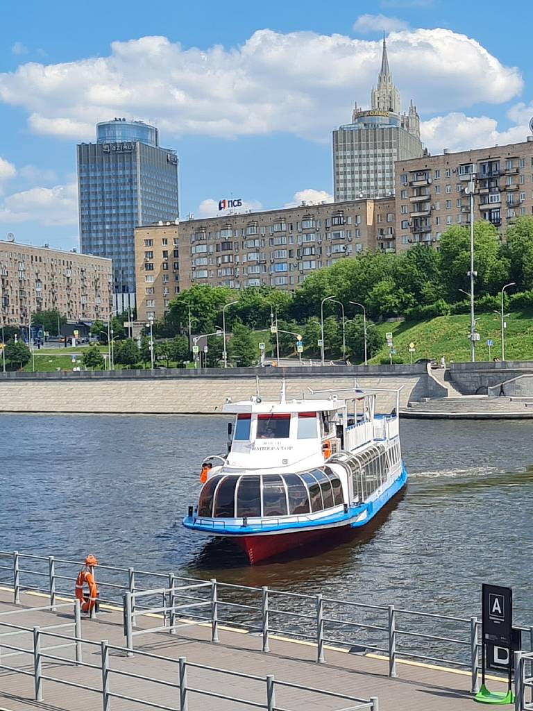 Речная прогулка на теплоходе Император с аудиогидом по центру Москвы