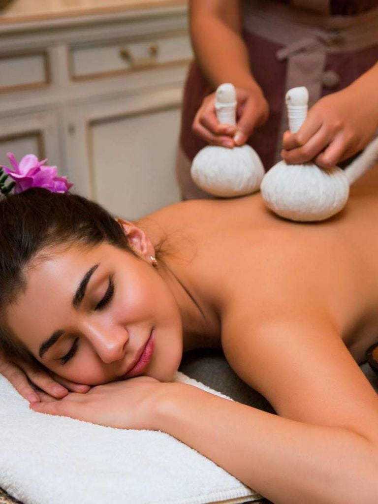 Массаж горячими мешочками с травами