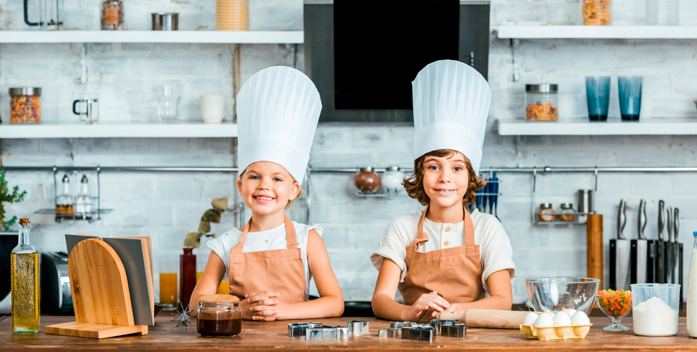 на посещение детского мастер-класса по декорированию сувенирного шоколада (2 шт) «Шоколадный шар с предсказанием» + экскурсия + дегустация, 1 ч. 30 мин.