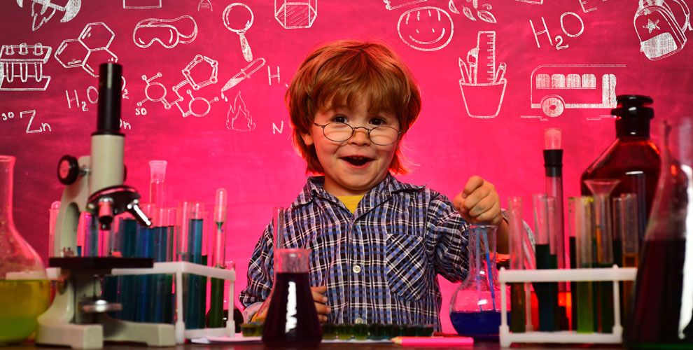 на участие в химическом или научном квесте на выбор для компании до 5 человек, 60 мин.