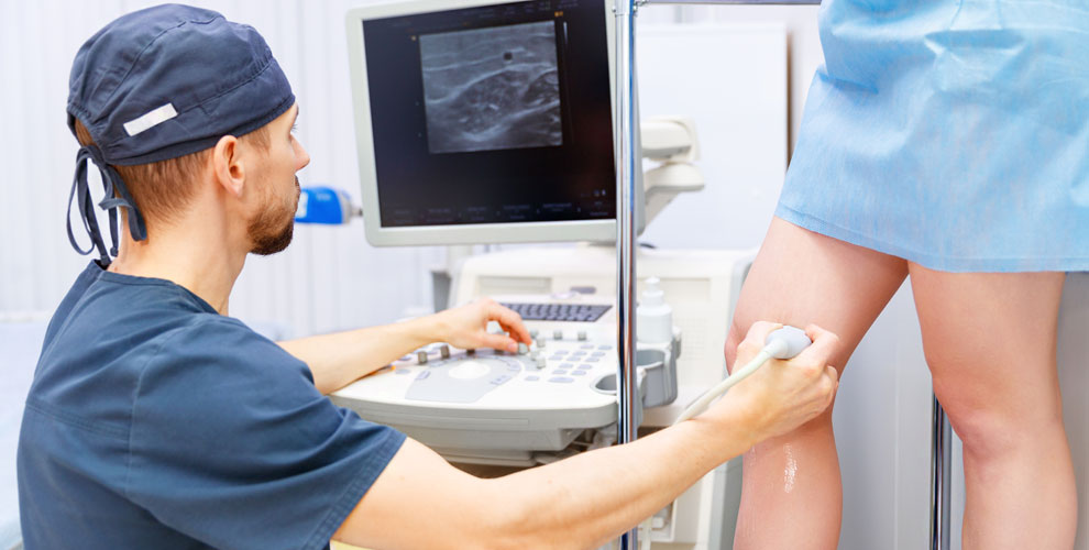 на первичную консультацию врача хирурга-флеболога + ультразвуковое исследование вен нижних конечностей