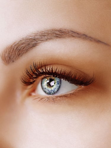 Наращивание ресниц у младшего мастера