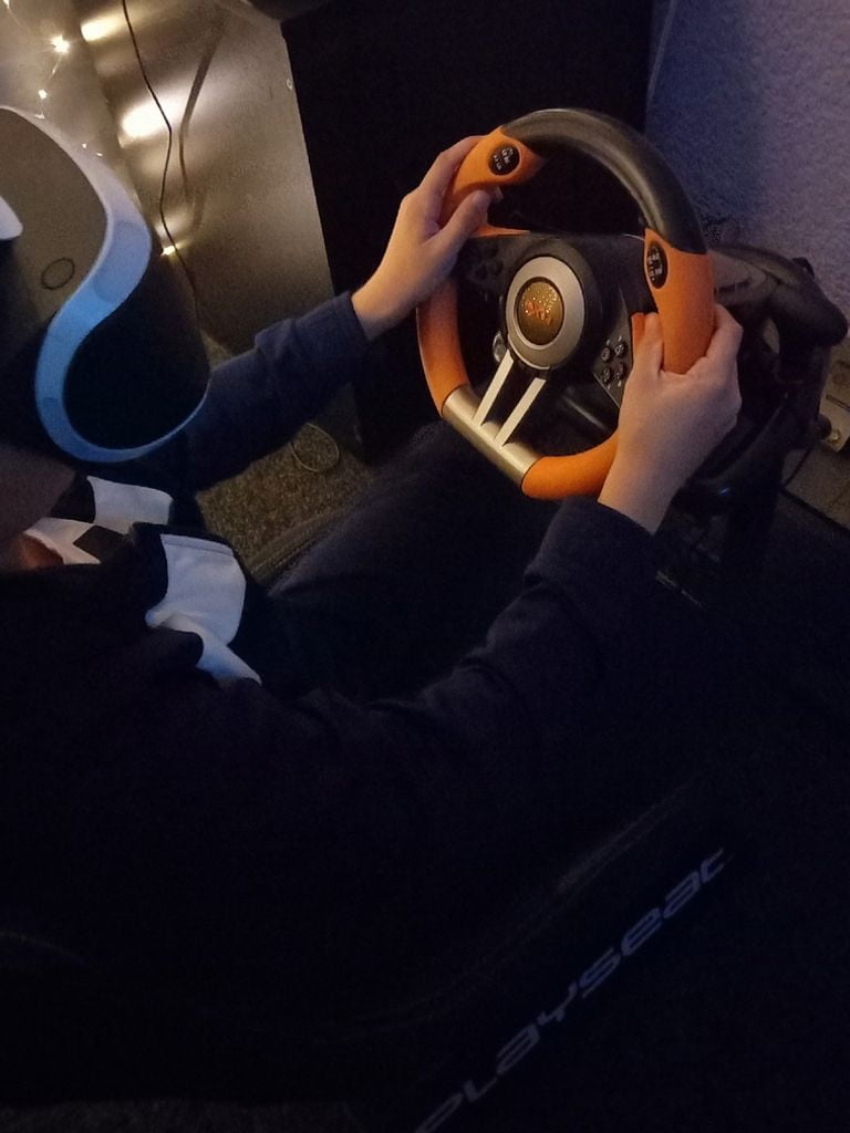 Игра в симулятор гонок в шлеме виртуальной реальности