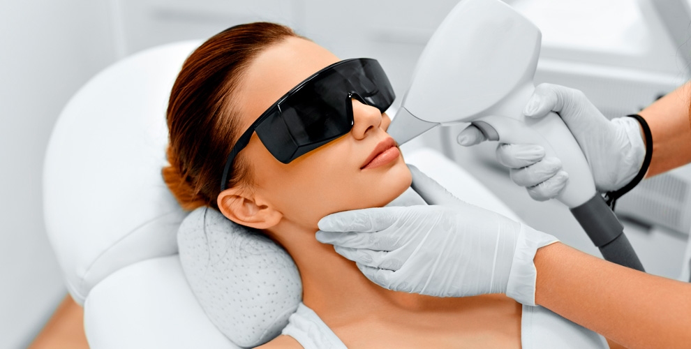 на лазерную эпиляцию одной зоны лица на выбор: линия лба, межбровье, виски, щёки, верхняя губа, подбородок, шея