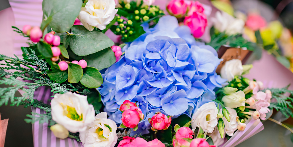 на готовые композиции из живых цветов в деревянных ящиках, шляпных коробках, стаканчиках