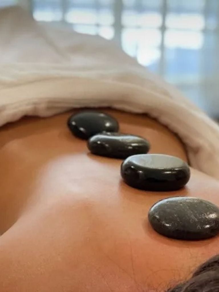 Стоун-массаж разогретыми базальтовыми камнями