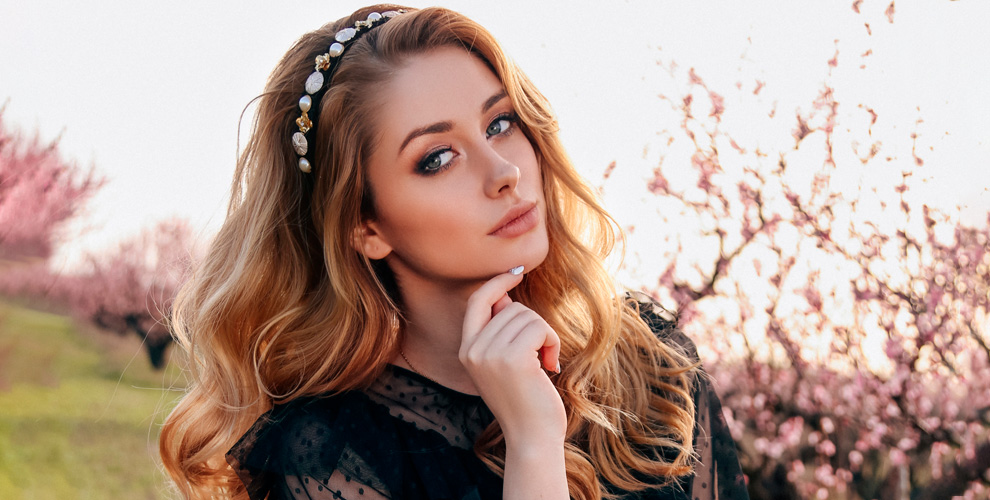 на женскую стрижку любой сложности + мытьё головы + укладку волос любой длины