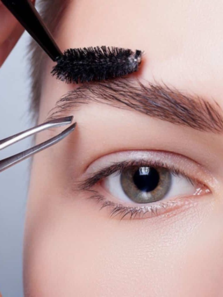 Коррекция бровей пинцетом