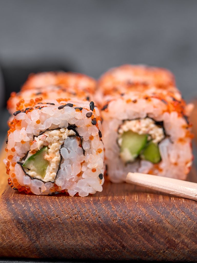 Ролл «Калифорния с сурими» в подарок при заказе от 1350 руб.