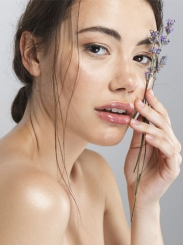 на чистку лица на выбор, массаж лица или карбокситерапию