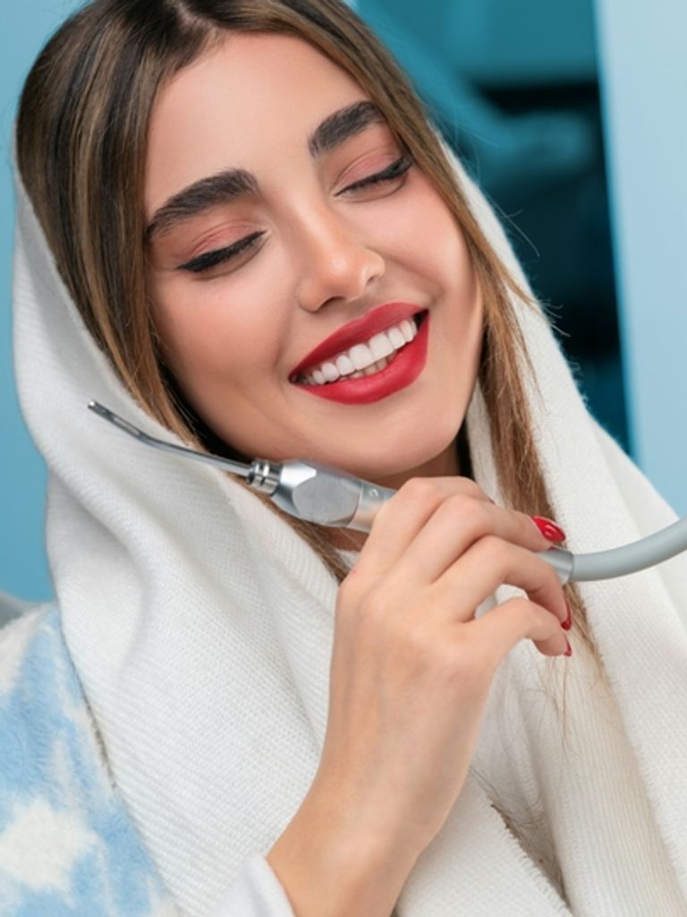 Профессиональная гигиена + Air Flow + скай-страза на 1 зуб