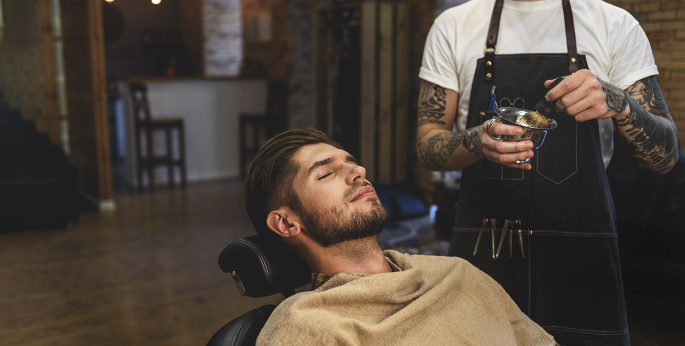 на мужскую стрижку любой сложности ножницами + мытье и сушку волос