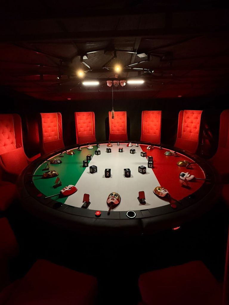 Игра в «Мафию с падающими стульями»