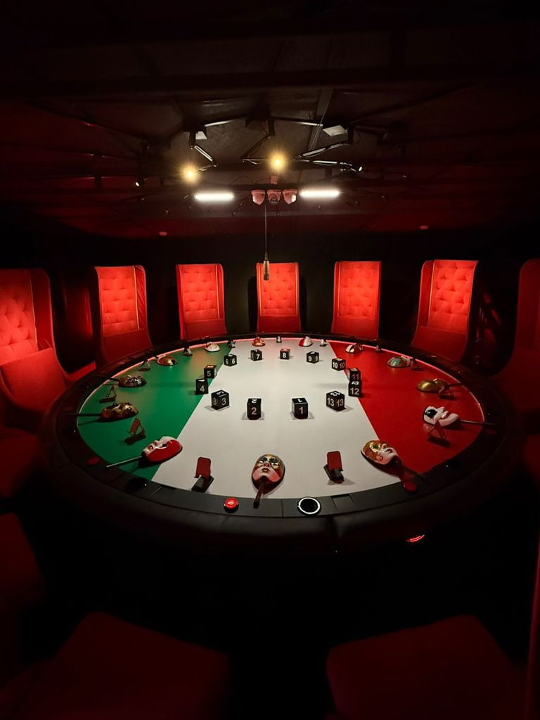 Игра в «Мафию с падающими стульями»