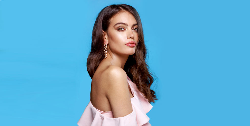 на женскую стрижку любой сложности + мытье головы + укладку волос любой длины по форме стрижки