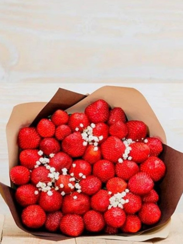 Композиции и букеты из клубники и роз