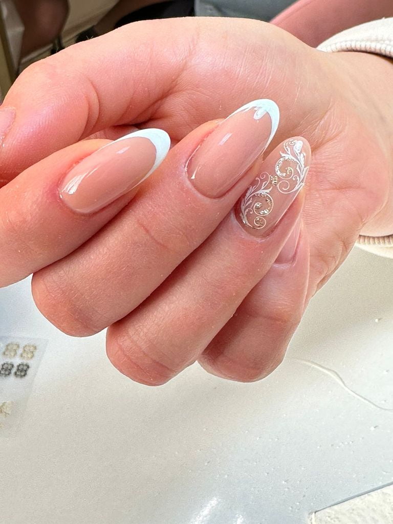 Маникюр + укрепление + покрытие гель-лаком «френч»