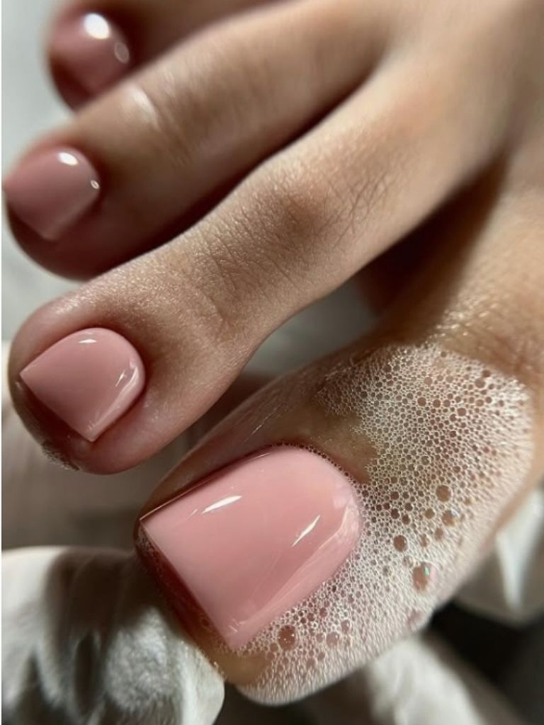 SPA-педикюр (стопа полностью) + однотонное покрытие гель-лаком