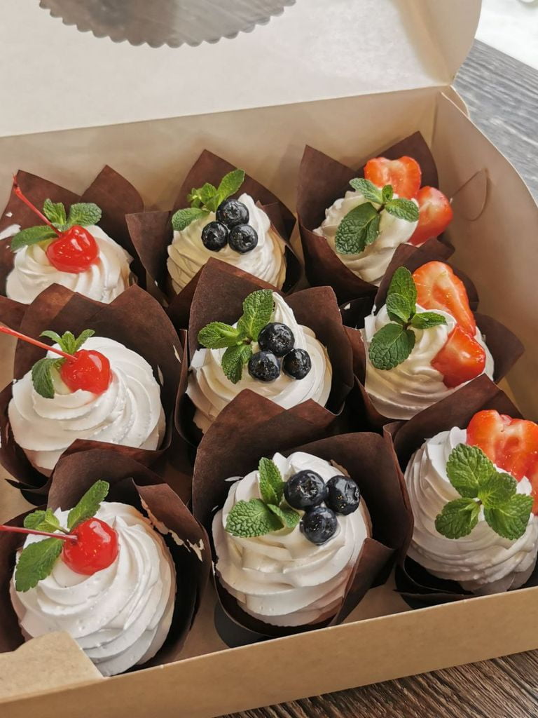 Набор из 9 капкейков, весом 720 грамм.