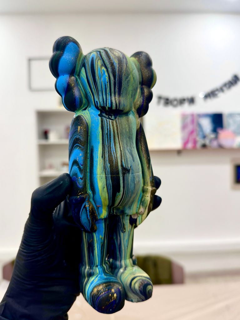 Мастер-класс по росписи гипсовой фигуры «фигурка KAWS»