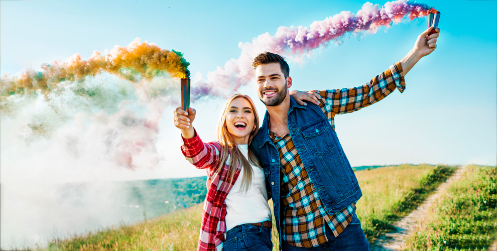 на факела, цветной дым и огонь