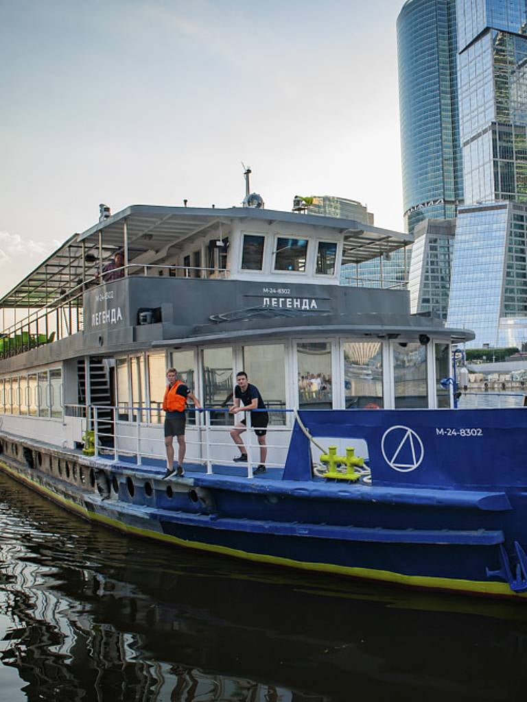 Речная прогулка на премиум-теплоходе «Легенда» с ужином и саксофоном
