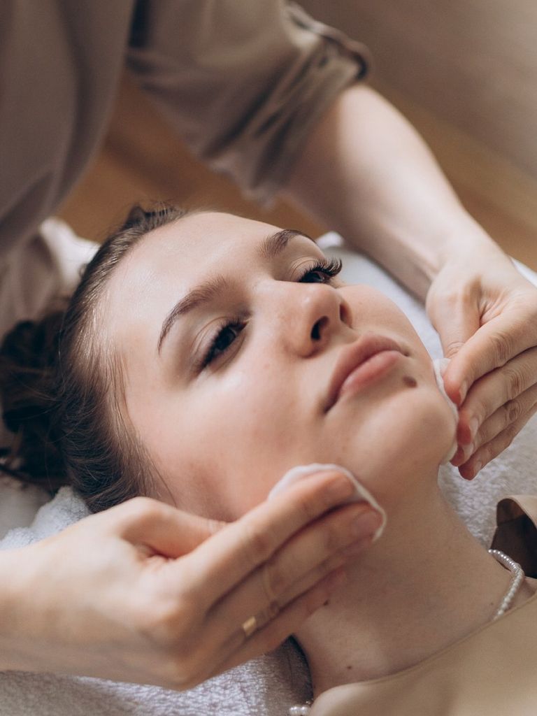 Миндальный пилинг лица