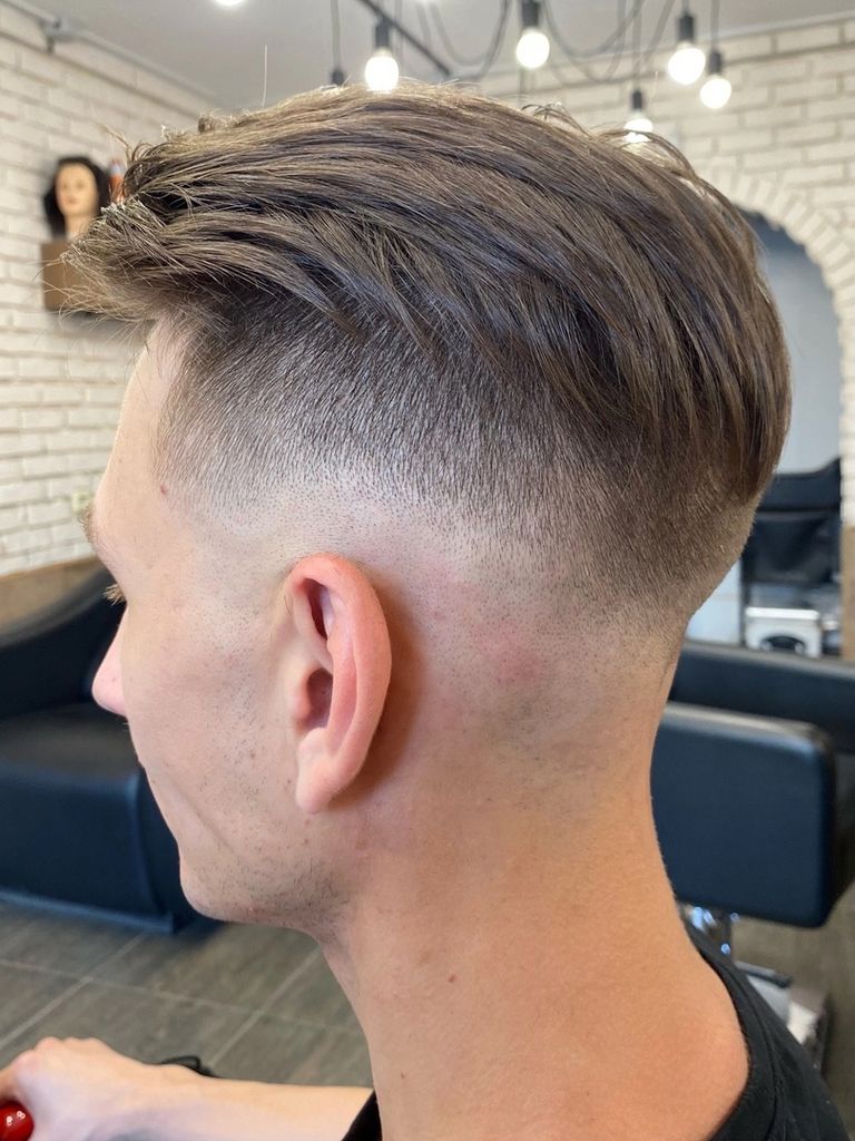 Окантовка стрижки или бороды воском